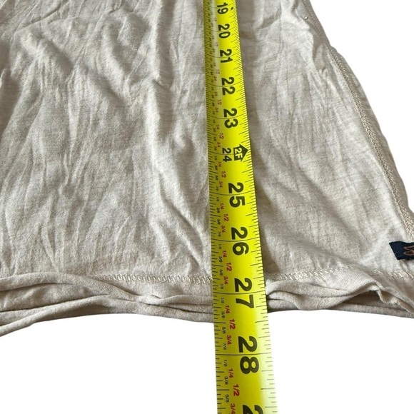 Seven7 Silver Graphic V-Neck Tee – Size Small
Lightweight gray tee - Picture 5 of 5